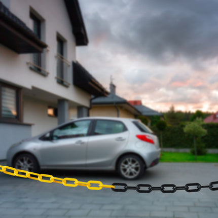 Barrier chain in black and yellow