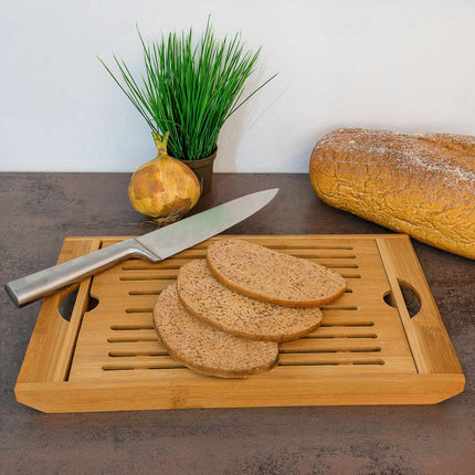 Bread cutting board with collector