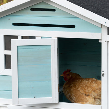 Winter-proof 2-level chicken house with nesting box and ramp