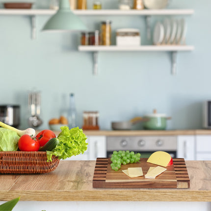 Cutting board in acacia wood