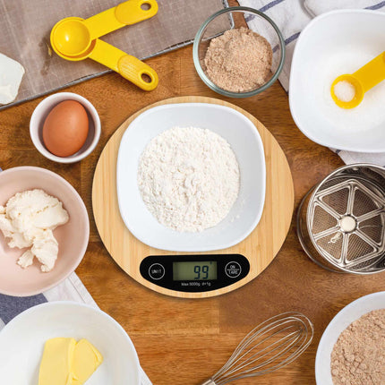 Digital kitchen scale in bamboo