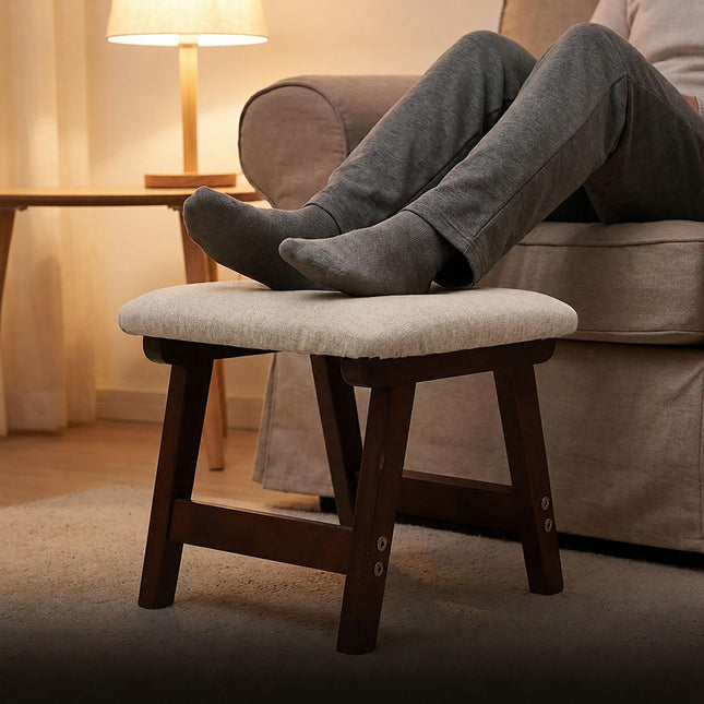 Ergonomiczny beżowy podnóżek, drewno bukowe i tapicerka lniana