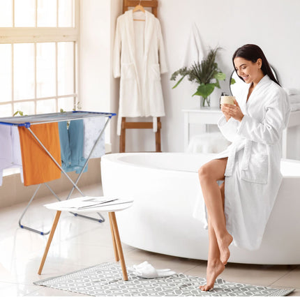 Extendable coat hanger in stainless steel