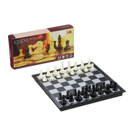 Foldable and magnetic chess set