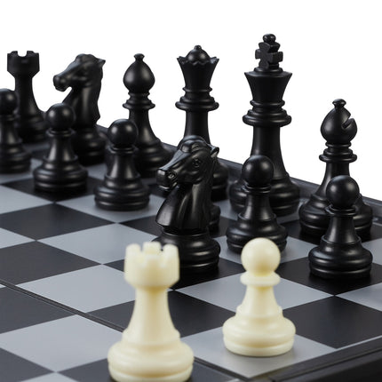 Foldable and magnetic chess set