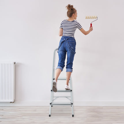 Folding aluminum stepladder