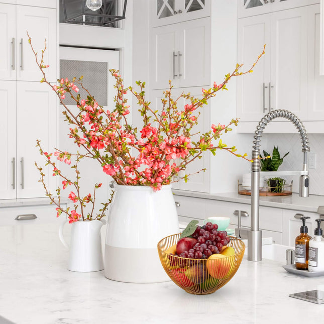 Fruit bowl in gold metal