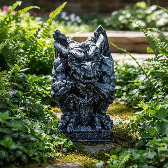 Tuinornament in de vorm van een waterspuwer, gemaakt van weerbestendig polyhars.