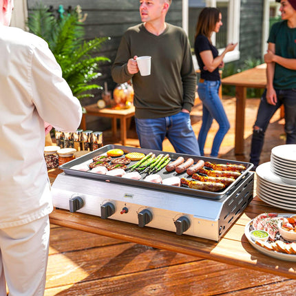 Gas grill with 4 burners, adjustable legs and hob