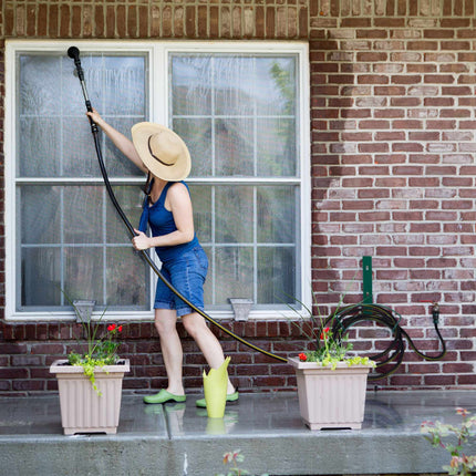 Hose holder wall