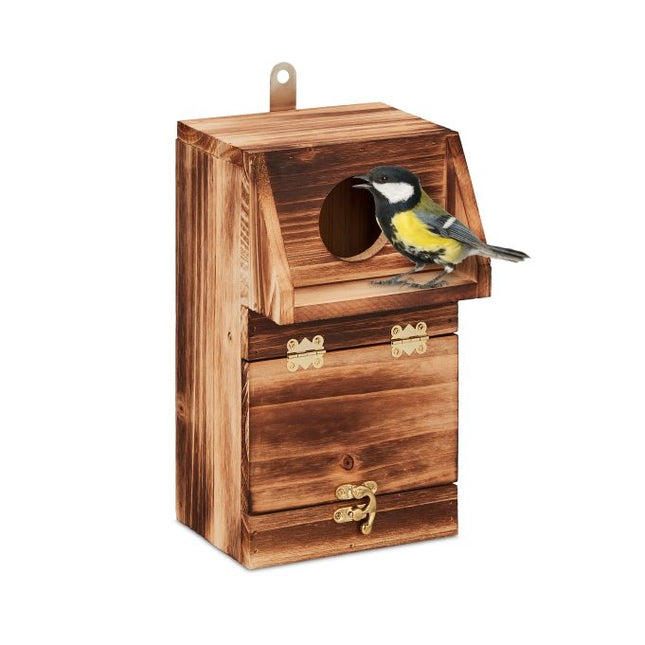 Nest box with cleaning hatch