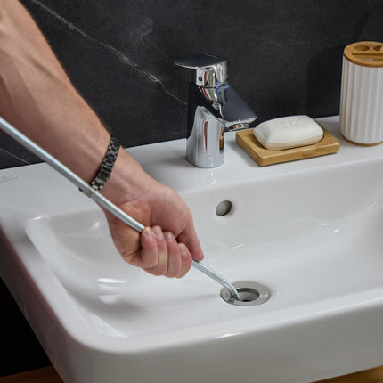 Pipe cleaning spiral with claw