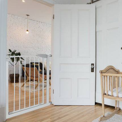 Retractable door guard without drilling