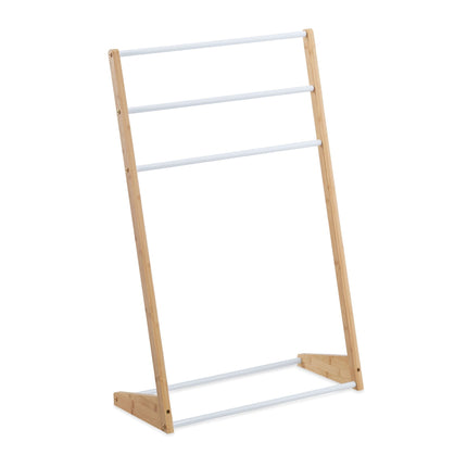 Standing towel rack