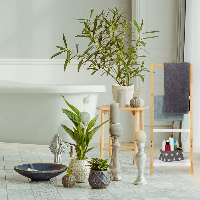 Standing towel rack